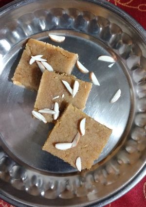 સુખડી(sukhdi recipe in gujarati) રેસીપી મુખ્ય ફોટો