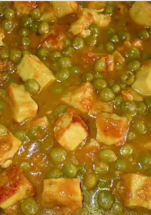 A picture of Matar paneer.