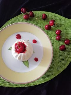 Foto di Gelato alla pesca con salsa di ciliegie 🍒 homemade
