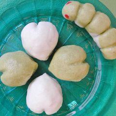 A picture of Clover & Caterpillar - Jouyo Manju (Wagashi).