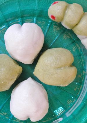 A picture of Clover & Caterpillar - Jouyo Manju (Wagashi).