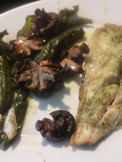 Una foto de Lubina con champiñones y pimientos al horno