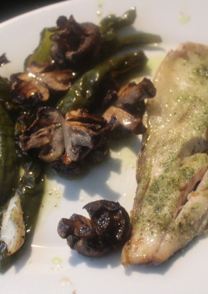 Una foto de Lubina con champiñones y pimientos al horno