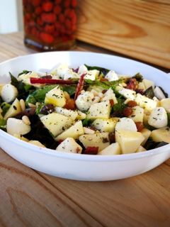 Una foto de Hojas de remolacha con mozzarella y manzana