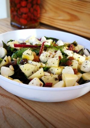 Una foto de Hojas de remolacha con mozzarella y manzana