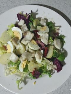 Una foto de Ensalada de merluza