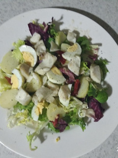 Una foto de Ensalada de merluza