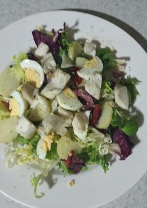 Una foto de Ensalada de merluza