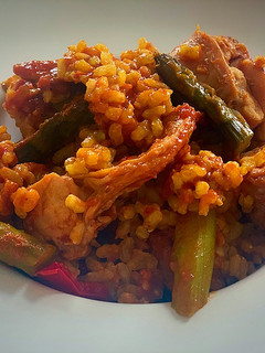 Una foto de Arroz integral con conejo y espárragos verdes