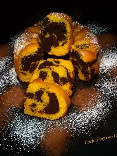 Una foto de Bizcocho marmolado de zanahoria y chocolate