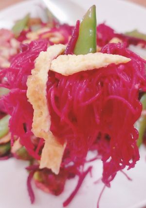 รูปของ ผัดหมี่สีทับทิม #บีทรูท Stir-fried Ruby Bihun Rice Noodle #beet