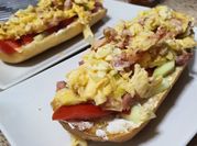Una foto de tostada con huevo y tocino