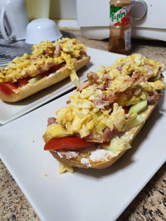 Una foto de Tostada con revuelto de huevo con bacon
