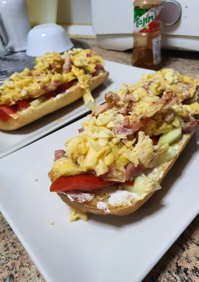 Una foto de Tostada con revuelto de huevo con bacon