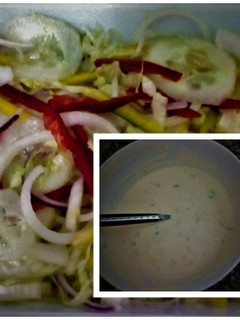 Una foto de Ensalada con Aderezo de Yogur