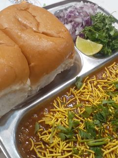 मिसल पाव (Misal pav recipe in Hindi) रेसिपी मुख्य फोटो
