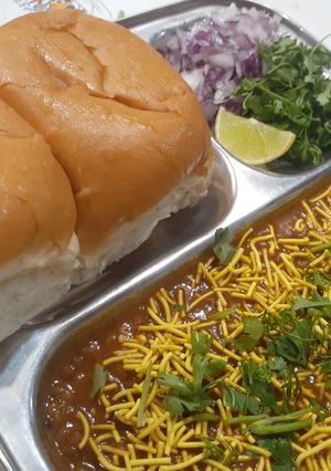 A picture of Misal Pav.