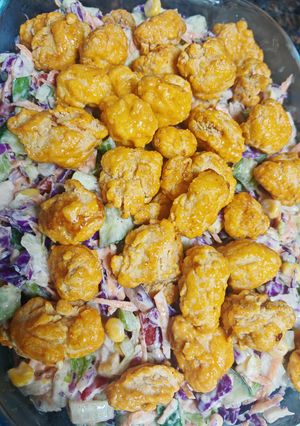 صورة لوصفة سلطة الخضار مع بوب كورن الدجاج