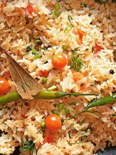तले हुए चावल चेरी टमाटर के साथ (Fried Rice Cheri Tomato Recipe In Hindi) रेसिपी मुख्य फोटो