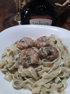 Una foto de Fideos caseros con salsa de camarones