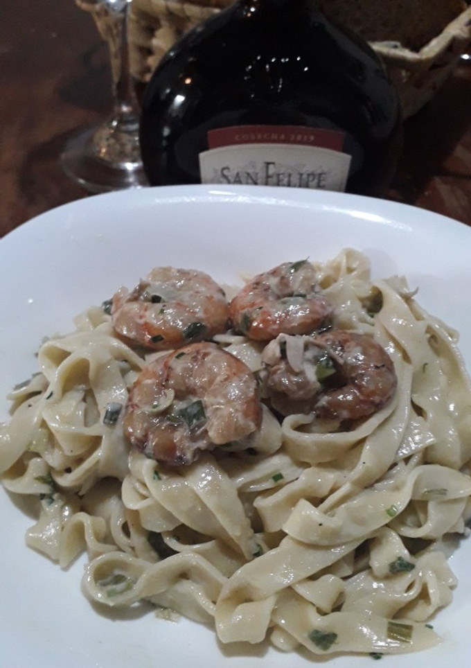 Una foto de Fideos caseros con salsa de camarones