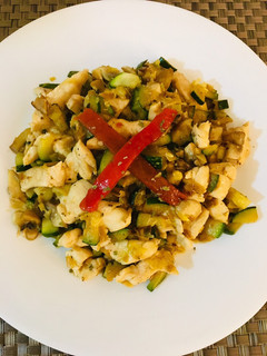 Una foto de Pollo con calabacín y champiñones