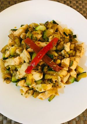 Una foto de Pollo con calabacín y champiñones