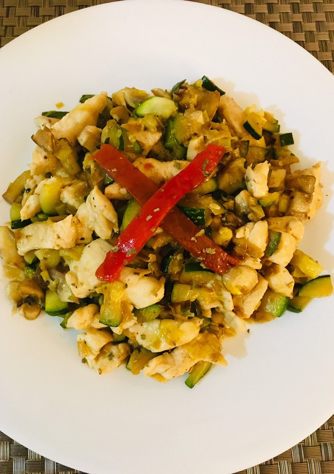 Una foto de Pollo con calabacín y champiñones
