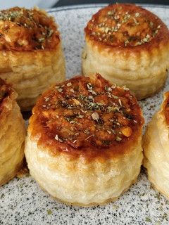 Una foto de Vol-au-vent rellenos de carne picada