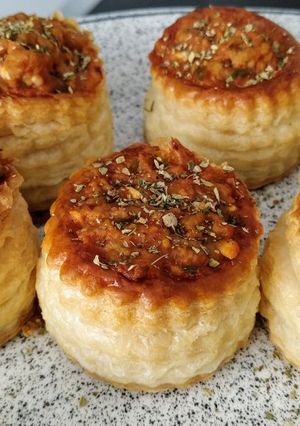 Una foto de Vol-au-vent rellenos de carne picada