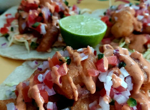 Una foto de Tacos de camarón y pescado estilo baja