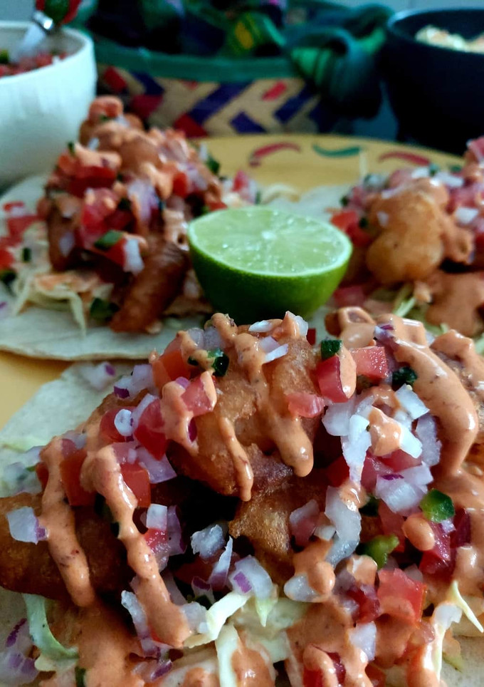 Una foto de Tacos de camarón y pescado estilo baja