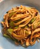 鸡胸丝·杏鲍菇·青菜炒面（在分解鸡胸肉时按不同烹调法预先切割准备之 · 三 ）