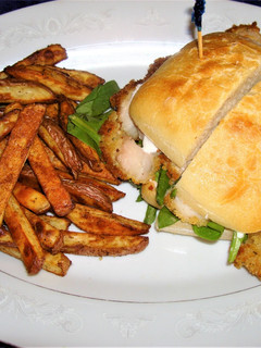 Una foto de SÁNDWICH DE POLLO CON ESPECIAS CAJUN EN PAN CHAPATA.JON STYLE