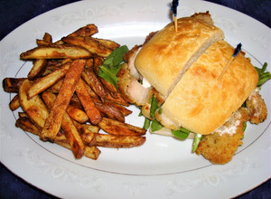 Una foto de SÁNDWICH DE POLLO CON ESPECIAS CAJUN EN PAN CHAPATA.JON STYLE