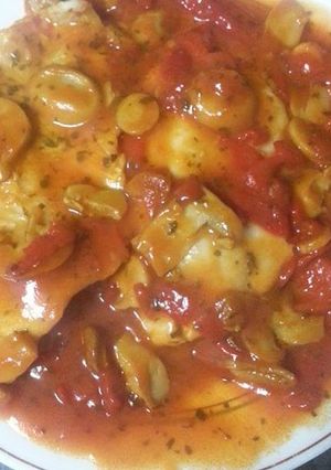 Una foto de Filetes de merluza con champiñones y piperrada
