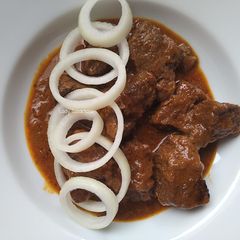 A picture of Indonéský Guláš - beef goulash with coconut milk.