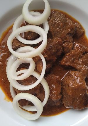 A picture of Indonéský Guláš - beef goulash with coconut milk.