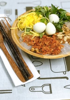 Hình của món Bánh tráng trộn sốt me.