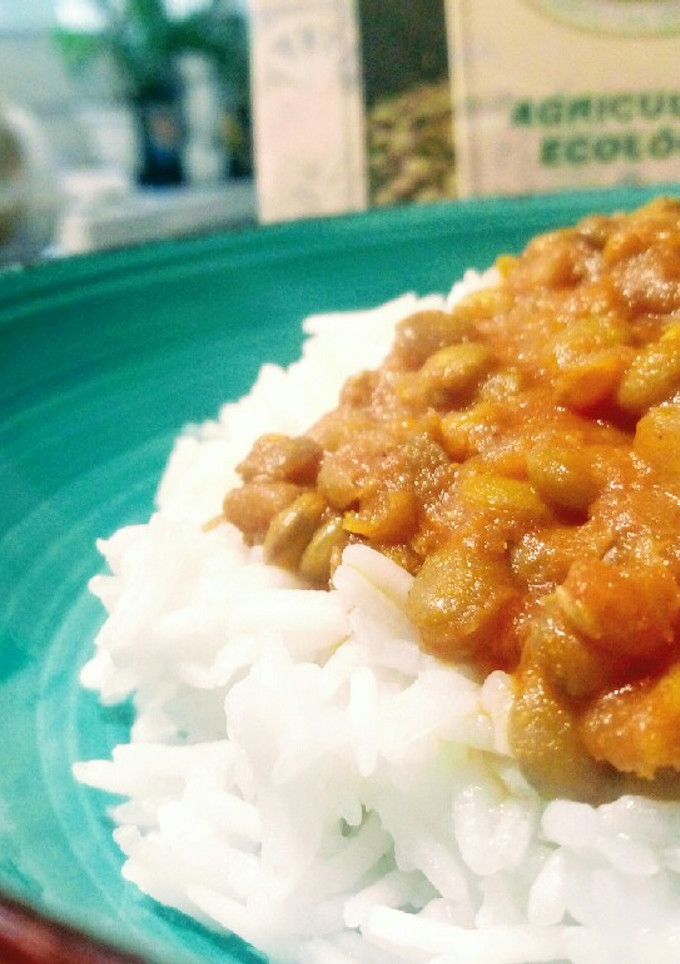 Una foto de Curry de lentejas vegano