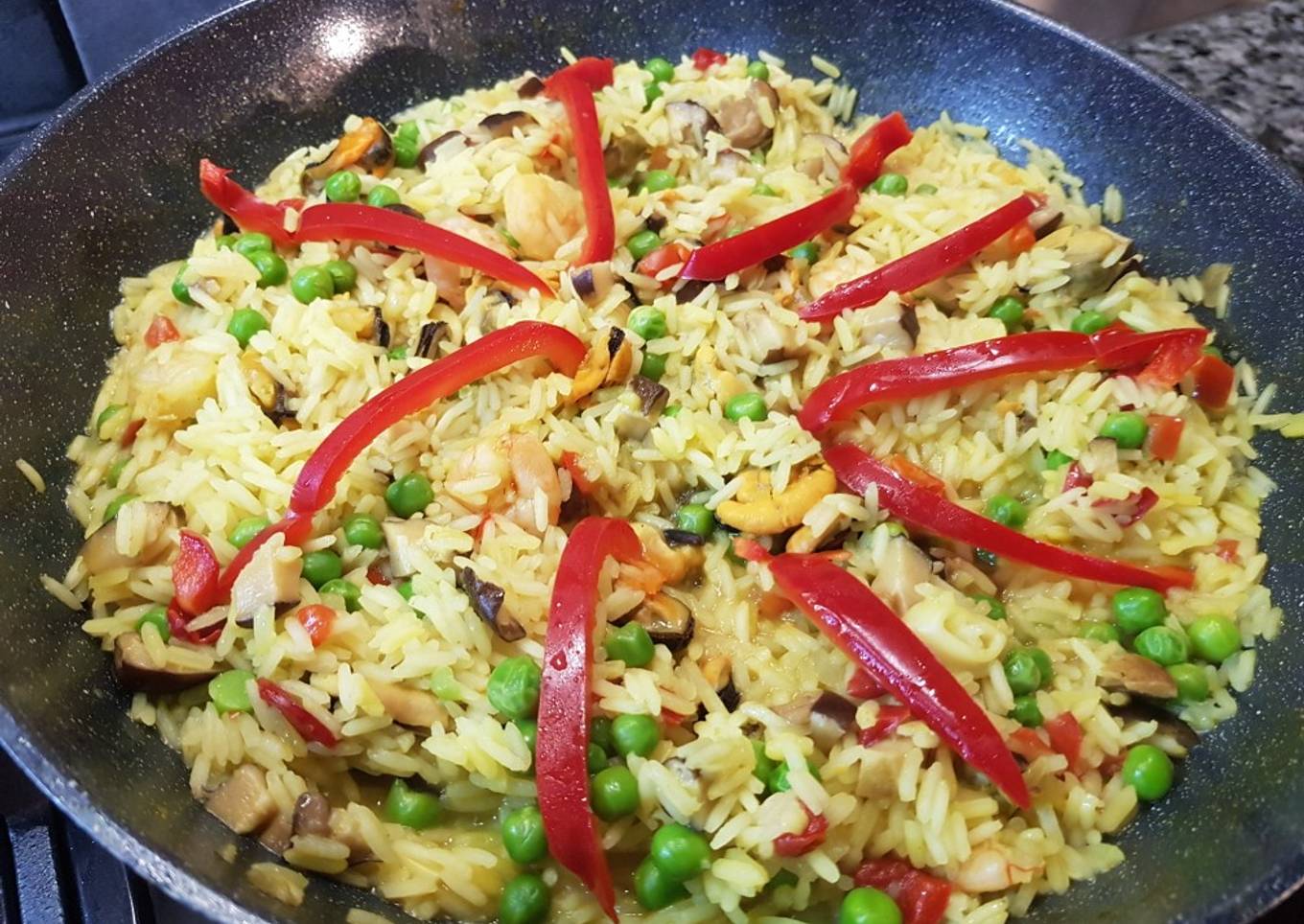 Paella de Mariscos y Hongos Shiitake