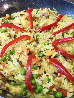 Una foto de Paella de Mariscos y Hongos Shiitake