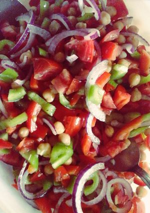 Una foto de Ensalada vegana de garbanzos
