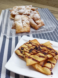 Una foto de Chiacchiere crujiente/receta típica de Carnaval italiana