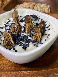 Una foto de Salsa de yogurt con higos para picoteos