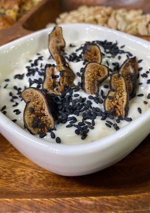 Una foto de Salsa de yogurt con higos para picoteos