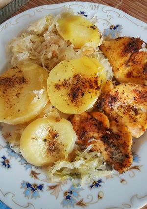 Savanyú káposzta ágyon sült csirkemell recept fotója