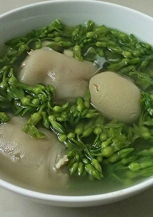 Hình của món Hoa thiên lý nấu canh giò heo.