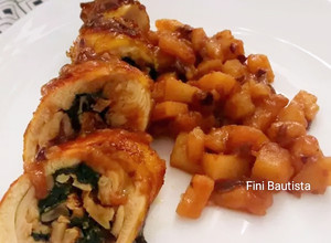 Una foto de Muslos de pollo rellenos de espinacas con patatas al vino tinto