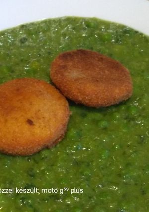 Mentás-spenótos zöldborsófőzelék rántott párizsival recept fotója